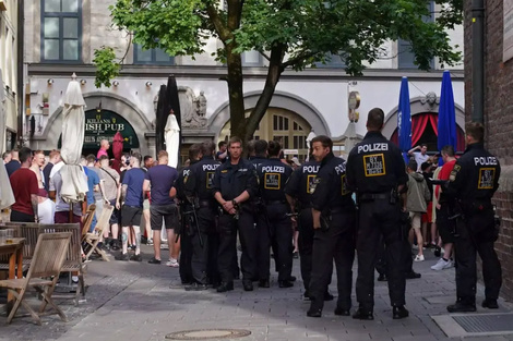 Policías detienen a hooligans que querían ingresar al estadio sin entradas