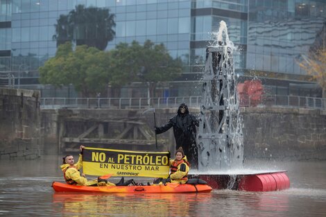 Día Mundial de los Océanos: Greenpeace instaló una torre petrolera en Puerto Madero para alertar por la exploración offshore