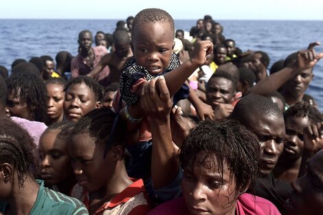 Un barco con inmigrantes africanos rumbo a Europa.