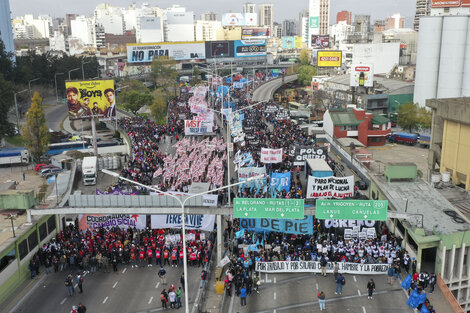 Marcha al Ministerio de Desarrollo Social y tensión en el Puente Pueyrredón