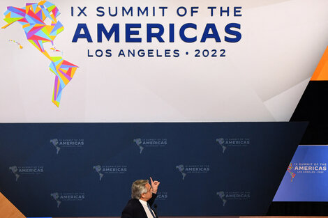 Alberto Fernández señalando la falta de Malvinas en el logo de la Cumbres de las Américas. (Fuente: AFP)