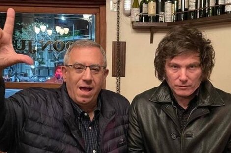 El "puntero" Carlos Maslatón junto a su líder Javier Milei.