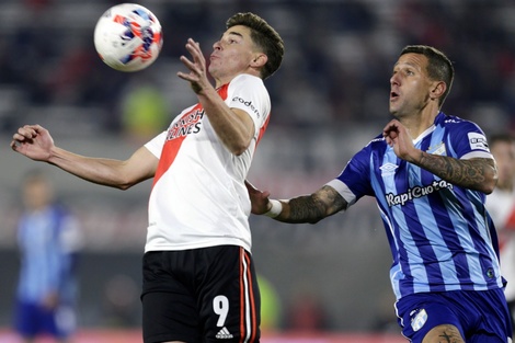 Julián Álvarez tuvo que jugar lejos del área y River lo sintió