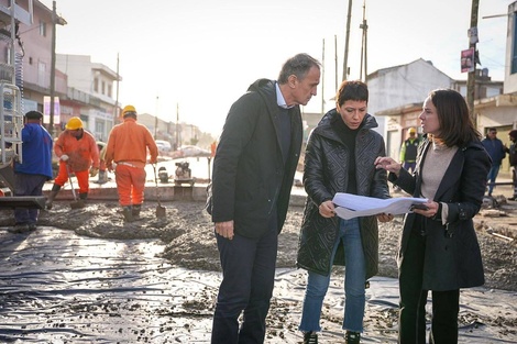 Mayra Mendoza y el Ministro Katopodis recorrieron obras de pavimentación