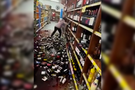 Santa Fe: una mujer destruyó una góndola de vinos tras ser despedida de un supermercado