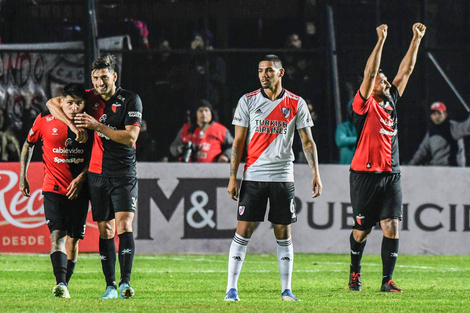 Colón superó a River en Santa Fe y lo llenó de preguntas