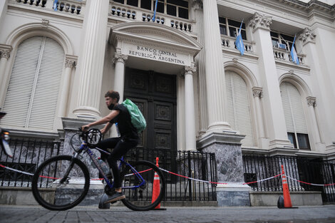 El Banco Central aumentó a 53% la tasa de interés de los plazos fijos  