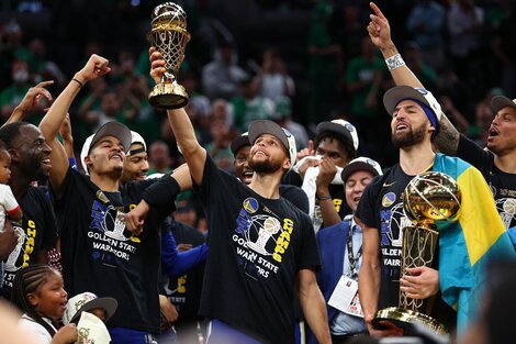 Curry, elegido MVP, levanta el trofeo para que los Warriors celebren su séptimo anillo de la NBA