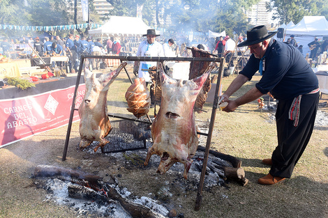 Concurso de asadores a la estaca, tradicional atracción de los 20 de Junio.