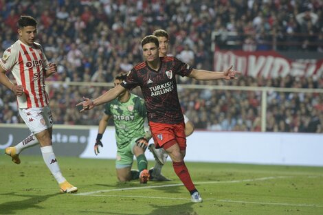 Julián Alvarez festeja en Santa Fe uno de sus dos goles