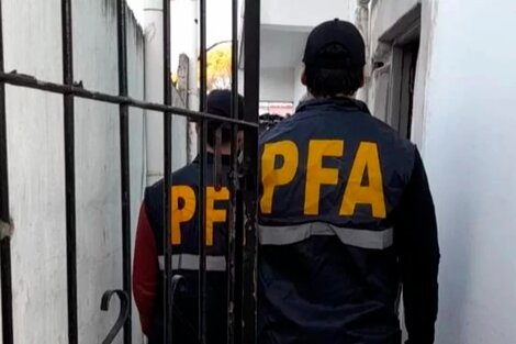 La policía durante uno de los allanamientos.