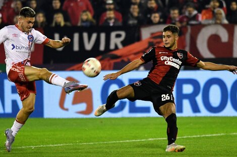 Newell's le ganó a Argentinos y es el único puntero