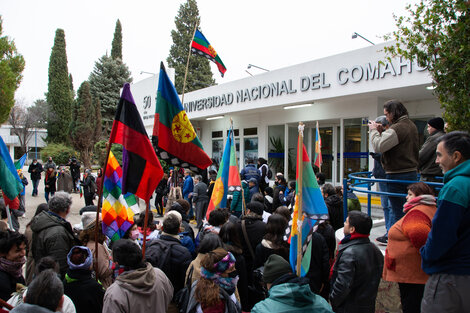 La bandera mapuche en la Universidad Nacional del Comahue