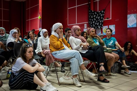 Mujeres musulmanas reclaman el uso del burkini en las piletas públicas de Francia. Imagen: AFP.