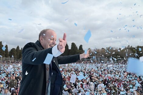 Insaurralde encabezó el acto de promesa a la bandera junto a 12 mil alumnos y alumnas