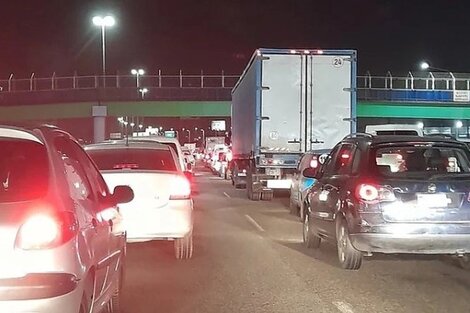 Autopista Bs As- La Plata: un operativo policial busca impedir un nuevo corte de tránsito en el peaje de Dock Sud 