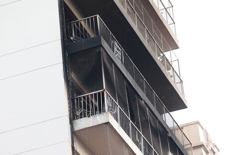 Bomberos trabajan en el edificio incendiado en Recoleta.