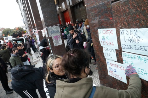 Lenguaje inclusivo: marcha para reclamar por la prohibición en escuelas