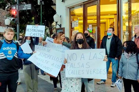 Los miércoles, el colectivo barrial "No destruyan Castro" protesta con semaforazos.