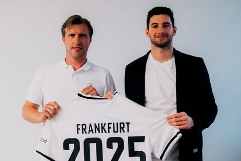 Alario (derecha) junto al director deportivo