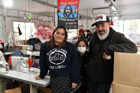 Silvia Cano, coordinadora del polo textil, su hija Abril y Fabián Olivetto. 