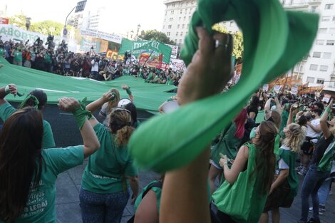 La Campaña Nacional por el Derecho al Aborto Legal, Seguro y Gratuito   convoca a un pañuelazo en solidaridad con las mujeres de Estados Unidos