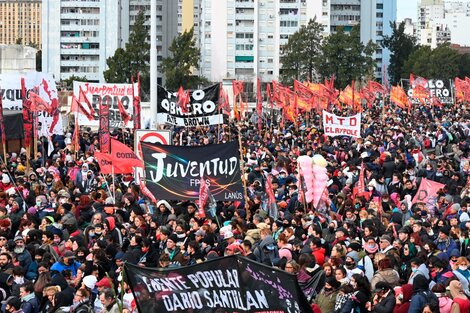 Las familias de Darío Santillán y Maximiliano Kosteki fueron rodeadas de militantes.