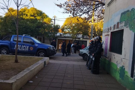 Policías en custodia del jardín tras los hechos de hace 15 días.