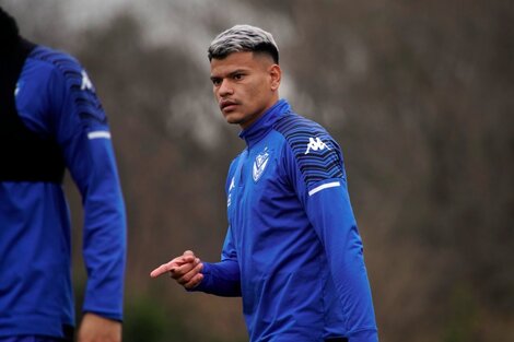 Vélez ya practicó con Bou y espera por Burián