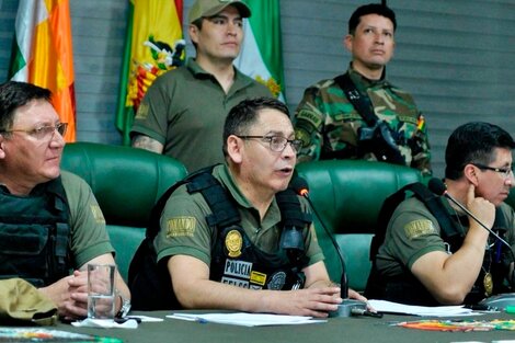 El comandante de la policía, general Jhonny Aguilera, explicando la investigación.