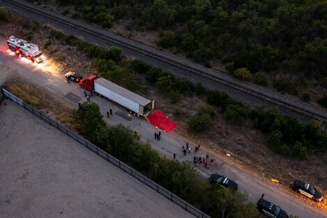 Tras el hallazgo de 50 migrantes muertos en Texas, Biden pidió perseguir a los traficantes de personas