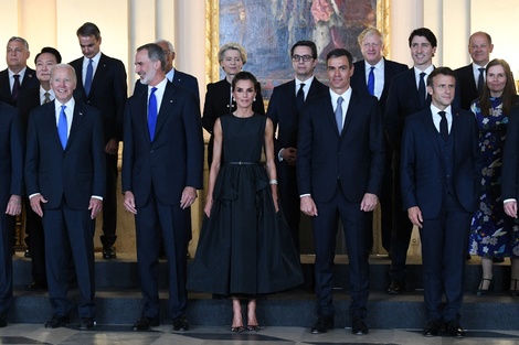 Líderes de paísesmiembro posan para la foto grupal de la cumbre de la OTAN.