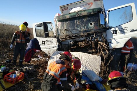 Un grupo persiguió a Jara por la ruta, lo alcanzó, lo pasó y le lanzó una piedra-proyectil que produjo un gigantesco agujero en el frente del camión, y su muerte. 