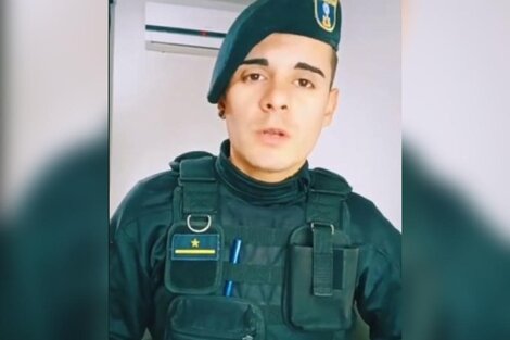 Suspendieron al policía de Mendoza que hizo el casting para Gran Hermano luciendo su uniforme y arma reglamentaria. Imagen: Captura. 