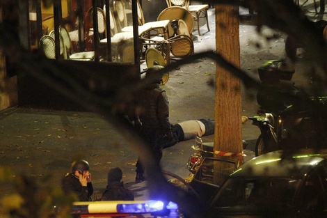 Policías junto a un cadáver en el teatro Le Bataclan minutos después del atentado.