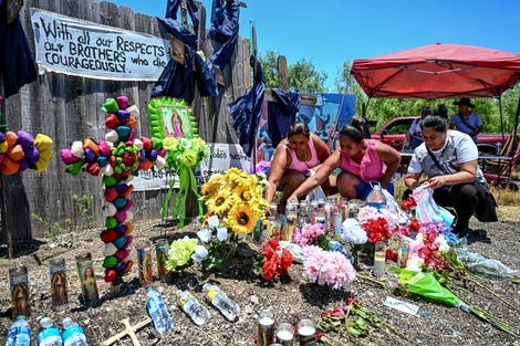 Memorial junto al camión en el que murieron 53 migrantes en San Antonio, Texas.