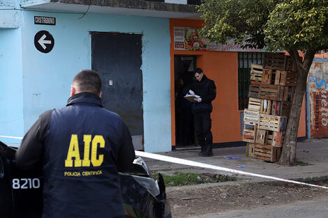 Policías trabajaban ayer frente a la verdulería de la víctima. (Fuente: Sebastián Granata)