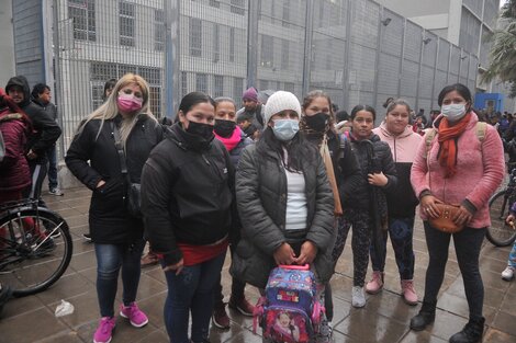 Madres y docentes reclaman contra la violencia de la directora en la Banderita (Fuente: Sandra Cartasso)