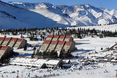 Dos personas fueron rescatadas tras quedar atrapadas en una avalancha de nieve en Las Leñas