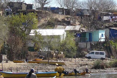 Parte del asentamiento visto del río, al pie de la barranca donde está ubicado.