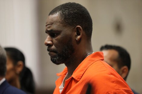 El cantante R. Kelly continuará bajo vigilancia de suicidio, tras su condena a 30 años de prisión