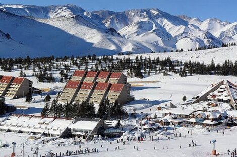 La avalancha ocurrió cerca de las 15 del sábado en la base que une las pistas Neptuno y Venus. Imagen: Oficial Las Leñas. Imagen: Télam