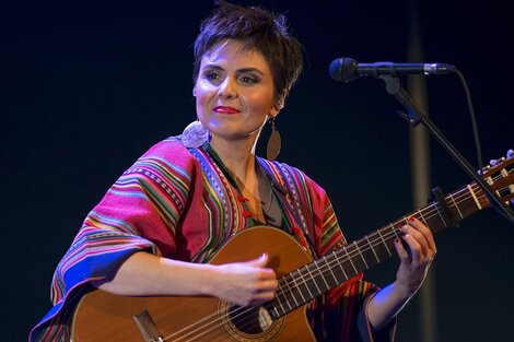 Elizabeth Morris, con corazón acústico y alma latinoamericana