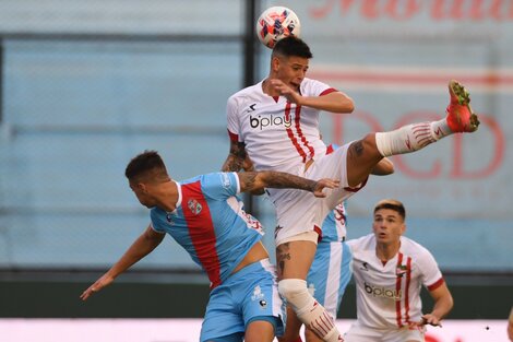 Arsenal le ganó a Estudiantes con dos goles de cabeza