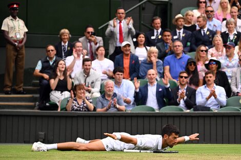 Wimbledon: Djokovic levantó dos sets y se metió en semifinales