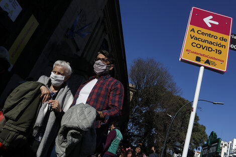 En provincia de Buenos Aires la inoculación es libre, por lo que las personas que estén comprendidas en este esquema pueden acercarse a los centros de vacunación y aplicarse la segunda dosis de refuerzo.