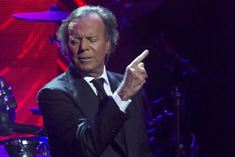 A Julio Iglesias, los memes le parecen "simpáticos, siempre que no sean ofensivos".