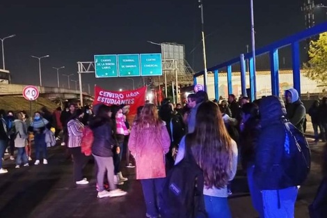 Alumnxs, docentxs y vecinxs marcharon en reclamo de seguridad y condiciones de estudio dignas  (Fuente: Facebook)