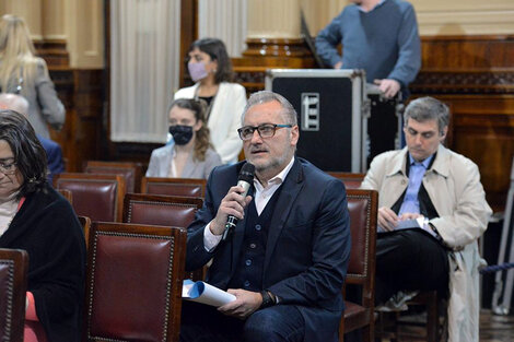 El senador Lewandowski en su consulta a Andalaf Casiello.