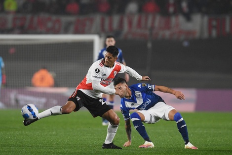 Rodrigo Aliendro lucha con Lucas Janson en el medio de la cancha